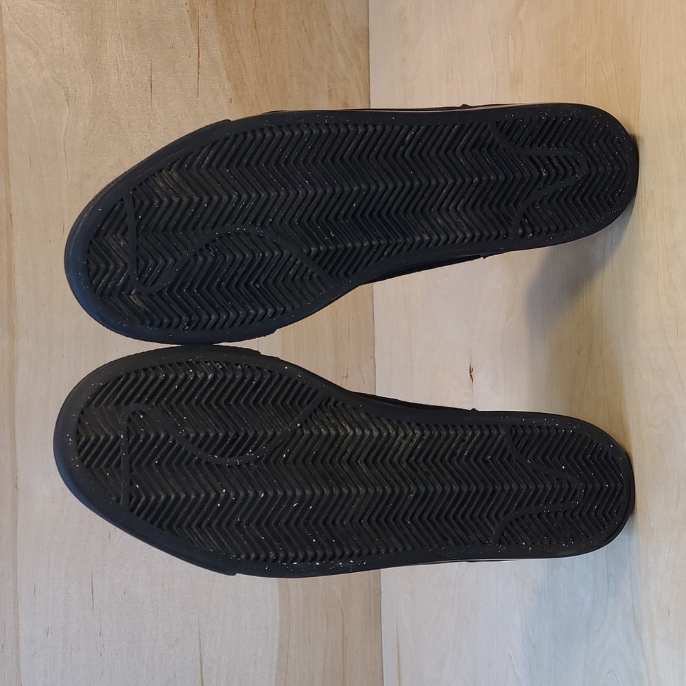 Nike Toki Low Triple Black Mens Sneakers - Picture 9 of 10